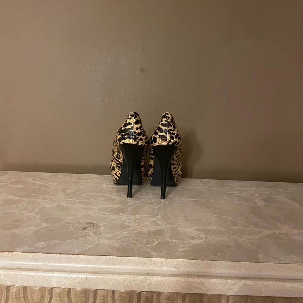 A Jessica Simpson Leopard print platforms shoe.